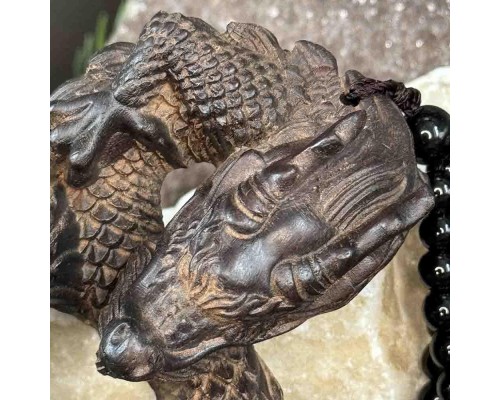 Різьблений дерев’яний амулет Дракон удачі з чотками та намистинами з бірюзи