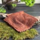 Маленький коричневий чайний рушник із зображенням квітучого куща з метеликами